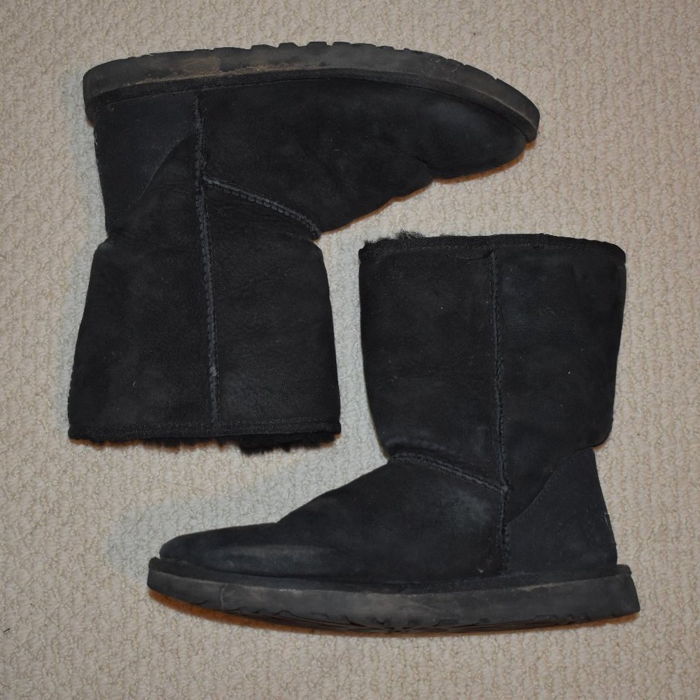 UGG Classic Short Boot in Black | Size 8